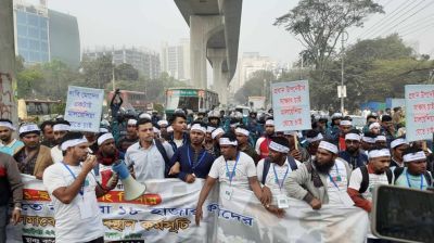 প্রবাসী কল্যাণ মন্ত্রণালয় অভিমুখে আন্দোলনকারীরা