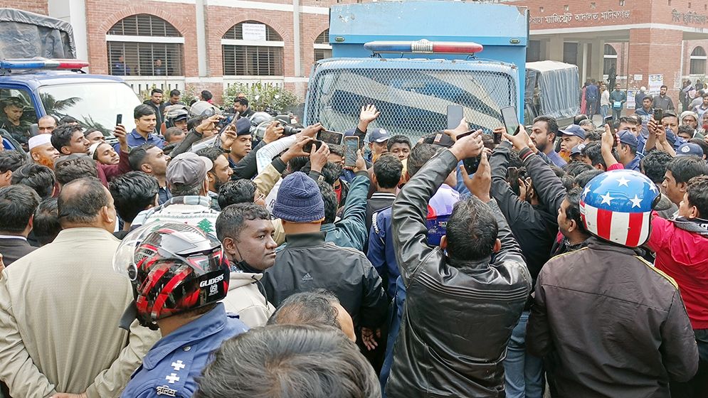 জেলা যুবলীগ আহবায়কের বহনকারী গাড়ি আটকে বিক্ষোভ, ডিম নিক্ষেপ