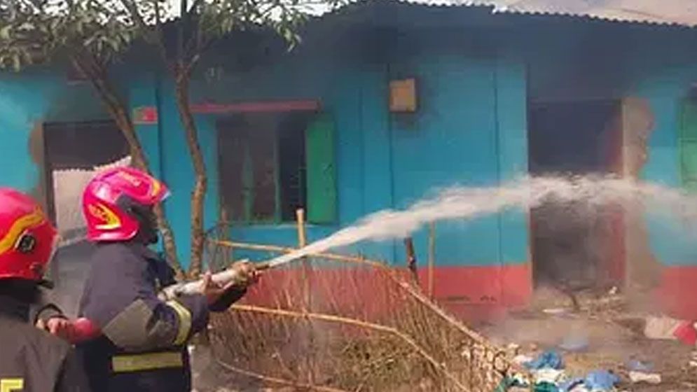 শিশু আদিবা হত্যা: আসামি ইমনের বাড়িঘর জ্বালিয়ে দিল বিক্ষুব্ধরা