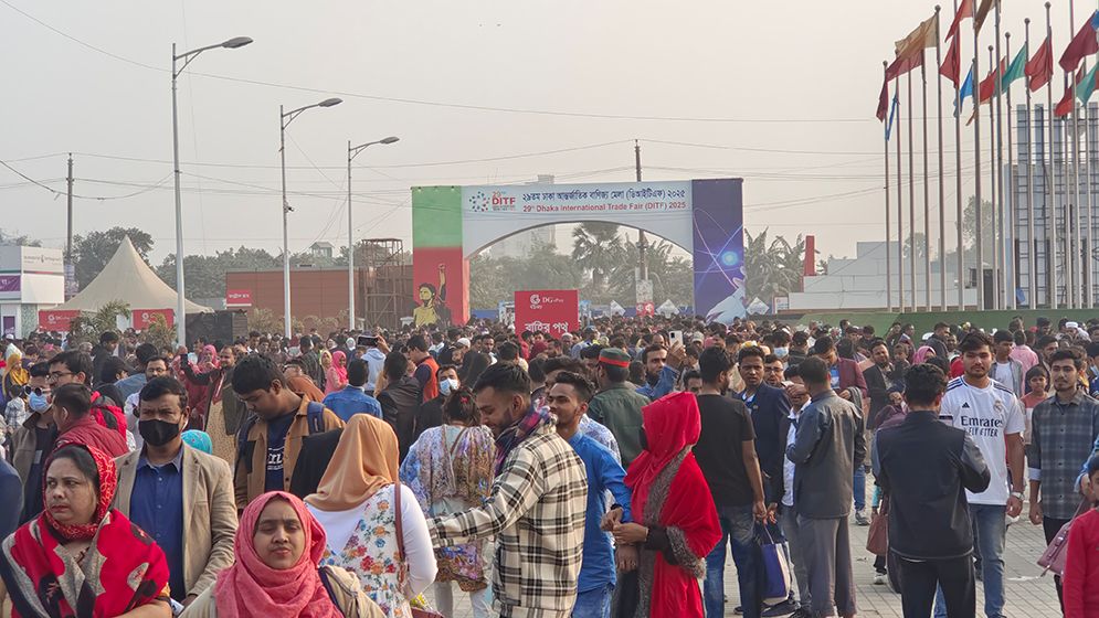 বাণিজ্যমেলায় ছুটির দিনে উপচে পড়া ভিড়, যমুনার পণ্যে বিশেষ ছাড়