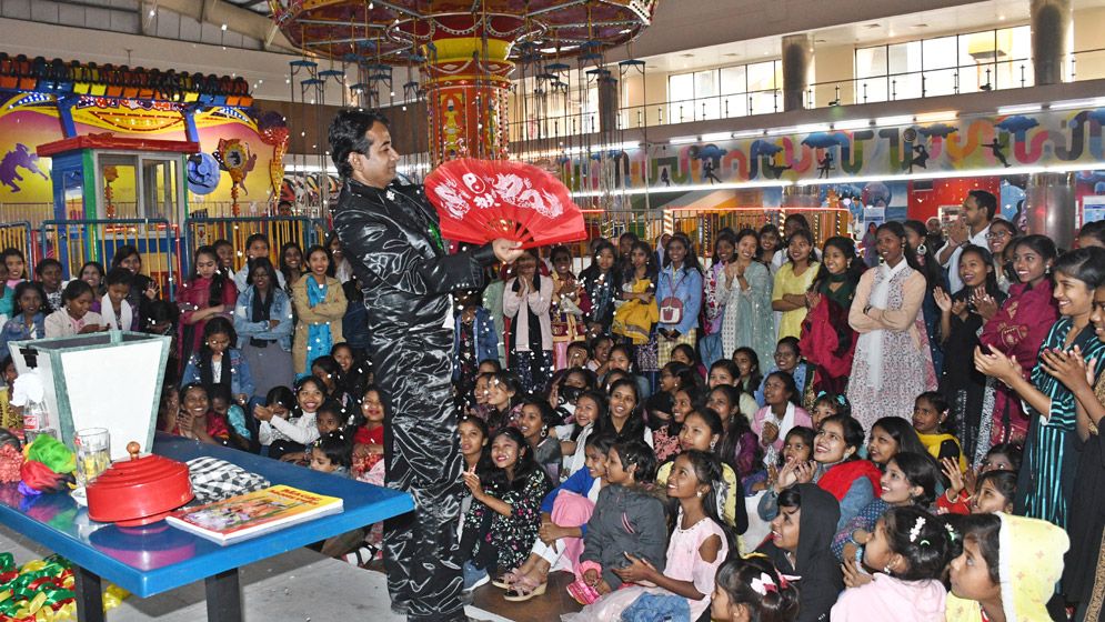 যমুনা ফিউচার পার্কে আনন্দে ভাসল এতিম শিশুরা