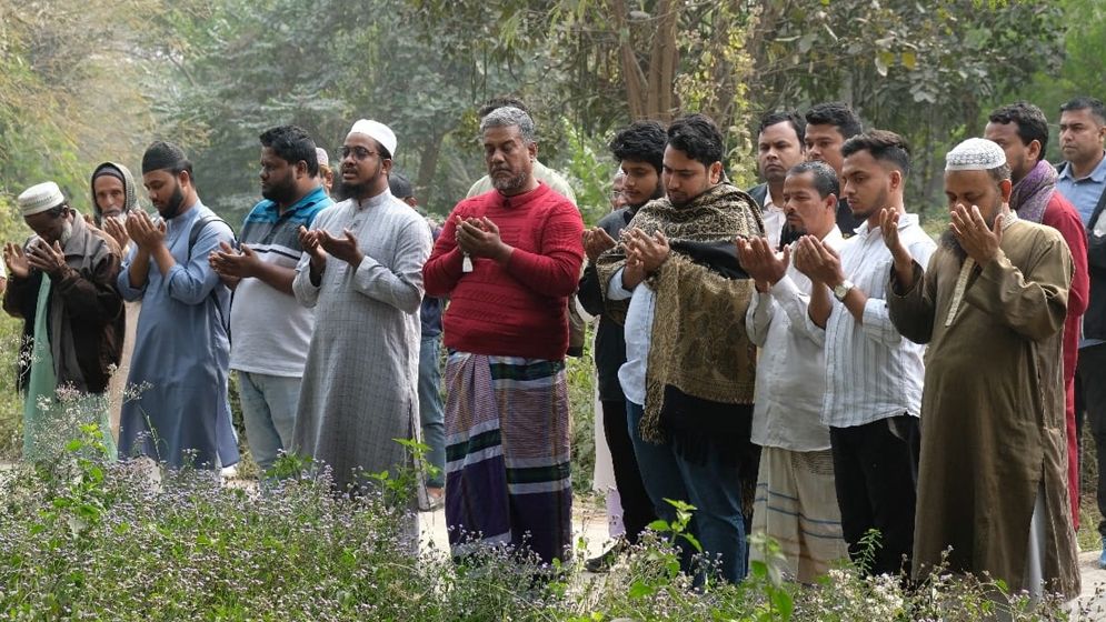 গণঅভ্যুত্থানে শহিদদের কবর জিয়ারত করলেন উপদেষ্টা নাহিদ