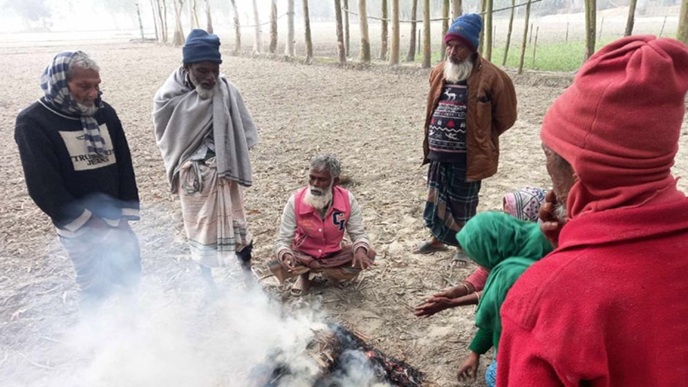 ঘন কুয়াশা আর কনকনে ঠান্ডায় বিপর্যস্ত কুড়িগ্রামের জনজীবন