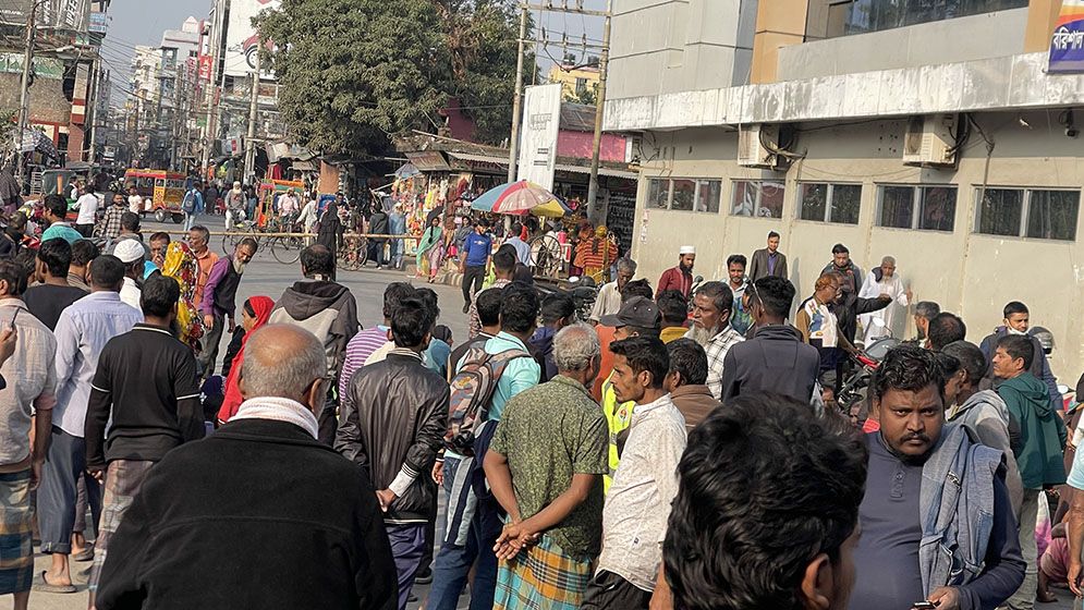 বিসিসির সিইওর কক্ষে চাকরিচ্যুতদের তালা, সড়ক অবরোধ