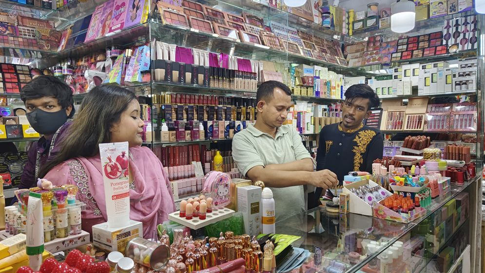 প্রসাধনীর স্টলে নারীর ভিড়, নকল পণ্যে উদ্বেগ