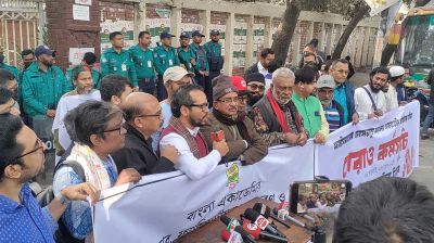 বাংলা একাডেমি ঘেরাও পুরস্কার কেলেঙ্কারিতে জড়িতদের শাস্তি দাবি