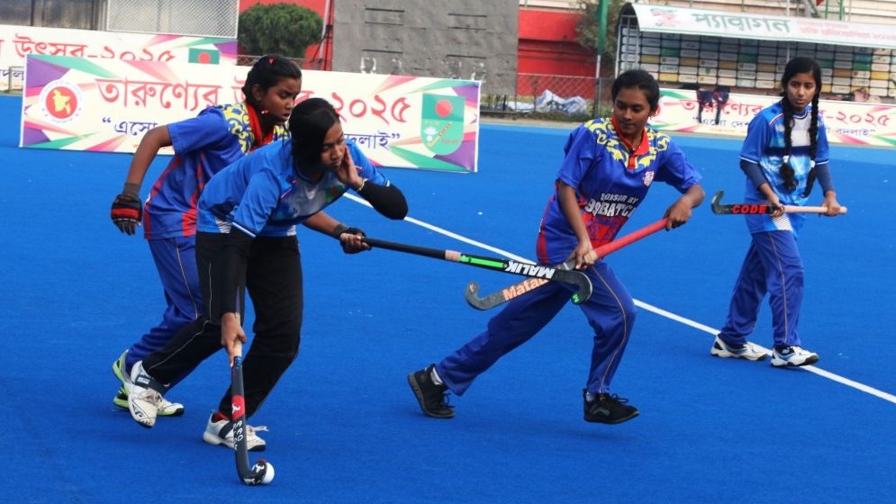 নীল টার্ফে স্কুলপড়ুয়াদের হকির পাঠ