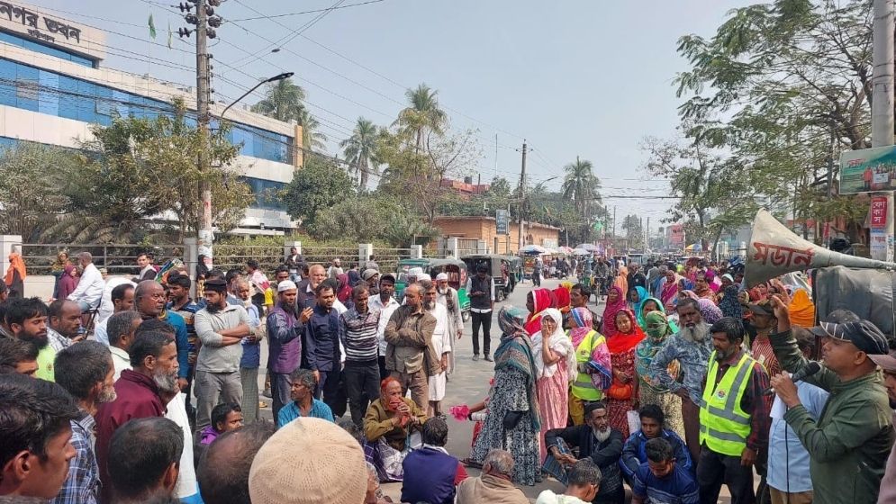 চাকুরি ফিরে পাওয়ার দাবিতে বিসিসি শ্রমিকদের বিক্ষোভ