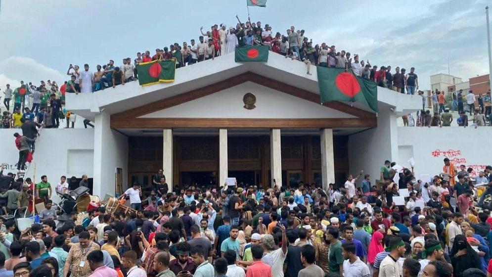 আন্দোলনে পুলিশকে গুলি করার নির্দেশ দেন রাজনৈতিক নেতারা