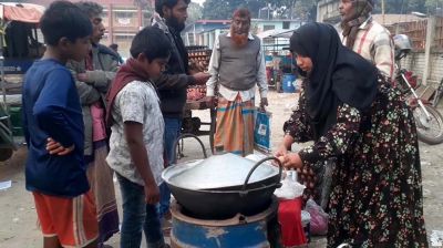 গ্রামের বাজারে ডিম বিক্রি করছেন চবি ছাত্রী