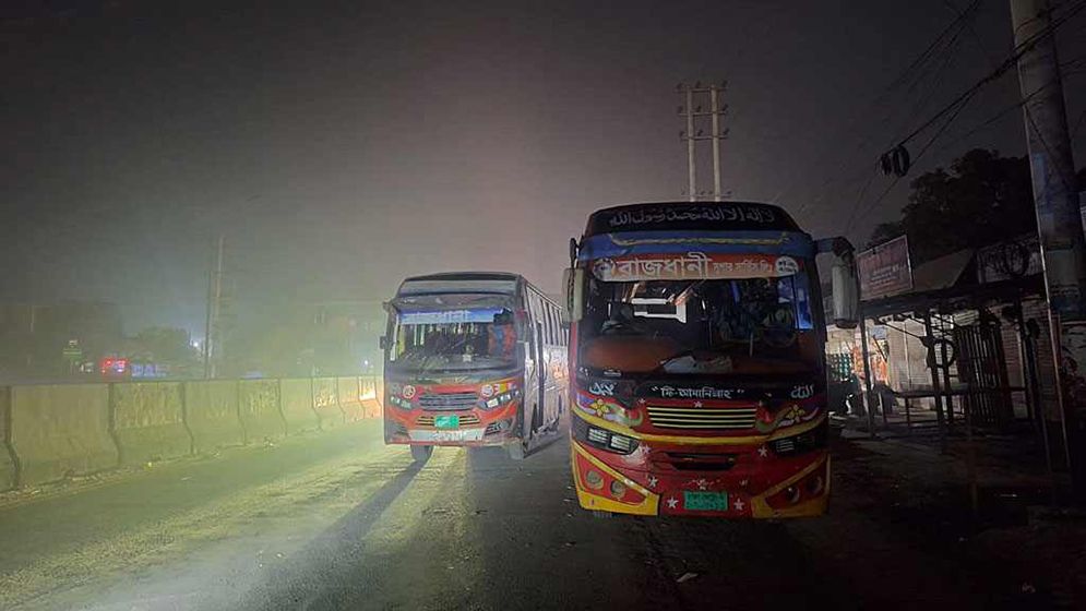 জাবিতে বাস আটক, মধ্যরাতে ছেড়ে দিল ছাত্রদল