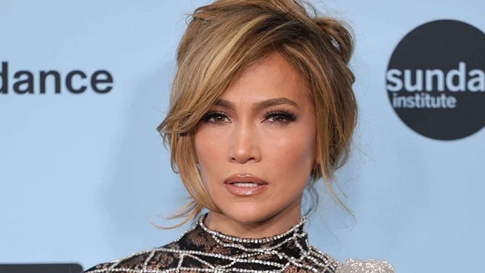 ‘নতুন লুক’-এ সবাইকে হতবাক করলেন জেনিফার