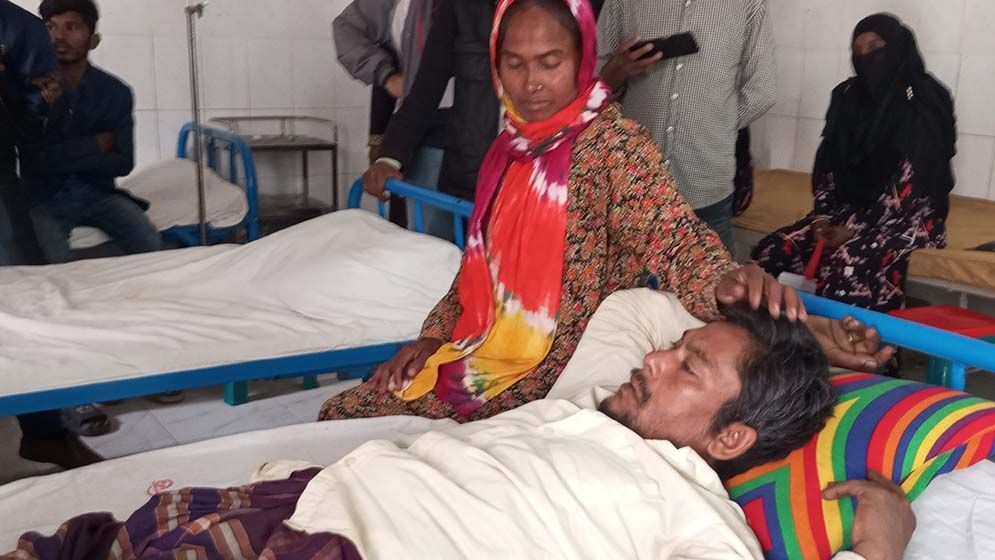 আদালতে নিজ কক্ষে ডেকে ভ্যানচালককে বেঁধে পেটালেন ম্যাজিস্ট্রেট