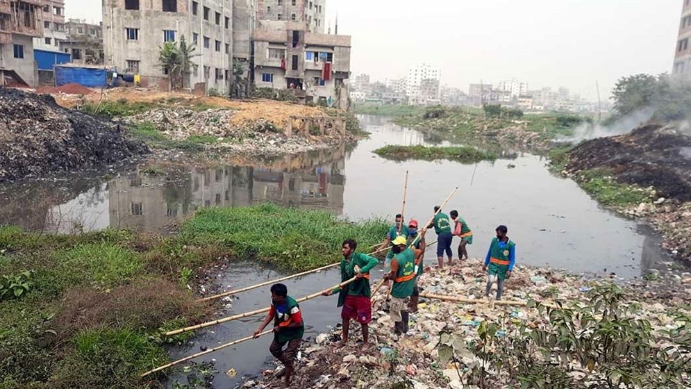 চলছে খাল দখল ও উদ্ধার খেলা