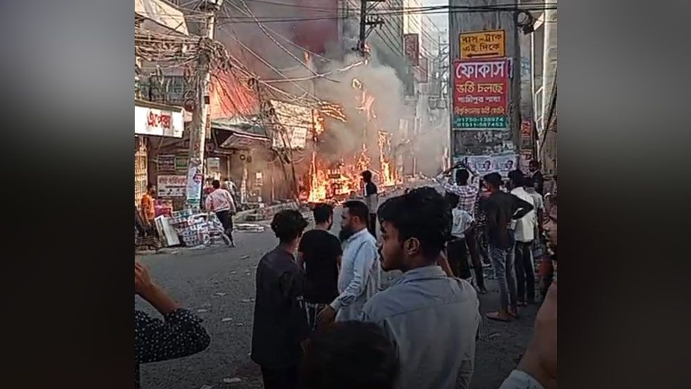 মার্কেটে ভয়াবহ অগ্নিকাণ্ড, ঢাকা-ময়মনসিংহ মহাসড়কে যান চলাচল বন্ধ