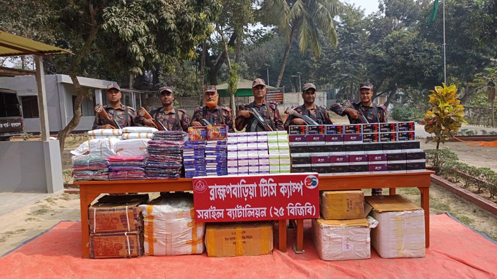 দেড় হাজার মোবাইল ফোন ডিসপ্লেসহ কোটি টাকার ভারতীয় পণ্য জব্দ