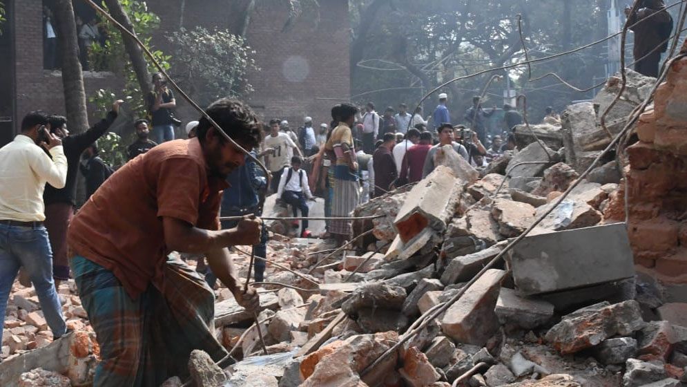 ভাঙচুরের পর ধানমন্ডি ৩২ নম্বরের বাড়ির দৃশ্য, দেখুন ছবিতে