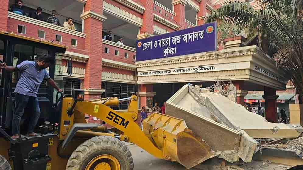 কুমিল্লায় শেখ মুজিবের দুটি ম্যুরাল গুঁড়িয়ে দিয়েছেন ছাত্র-জনতা