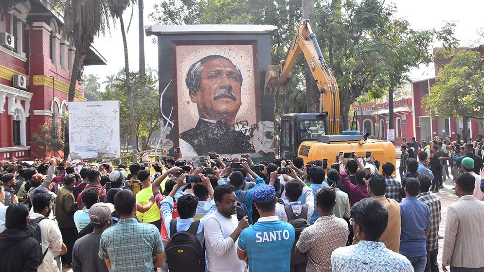 রাজশাহী কলেজে বঙ্গবন্ধুর ম্যুরাল গুঁড়িয়ে দিলেন ছাত্র-জনতা