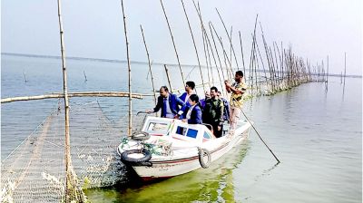 যুগান্তরে প্রতিবেদন প্রকাশের পর পদ্মায় বাঁশের বেড়া অপসারণ