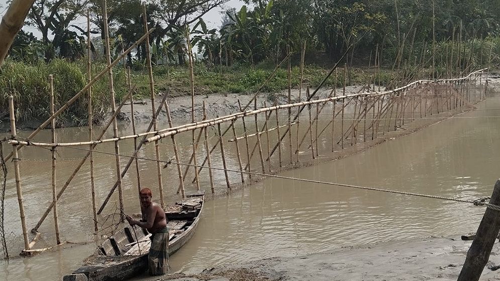 নদীতে বাঁধের মতো ফাঁদ দিয়ে মাছ শিকার, বিপাকে জেলেরা