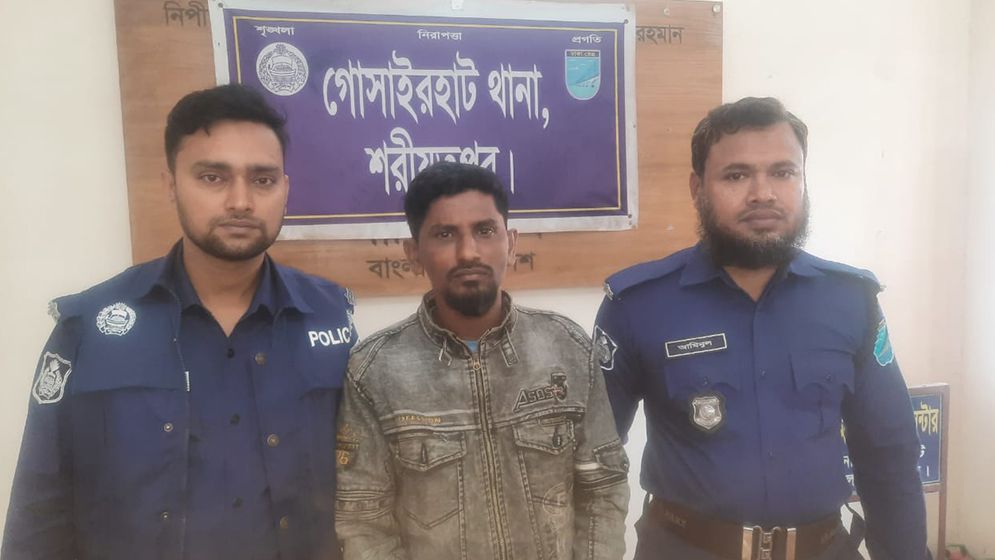 গোসাইরহাটে বিস্ফোরক মামলায় শ্রমিক লীগ নেতা গ্রেফতার