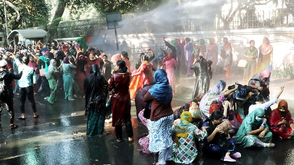 প্রাথমিকের নিয়োগ বাতিল হওয়া প্রার্থীদের ওপর লাঠিচার্জ-জলকামান