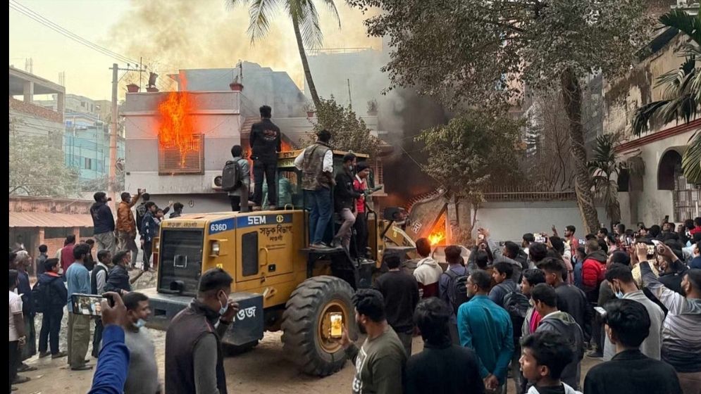 নওগাঁয় সাবেক খাদ্যমন্ত্রী সাধনের বাসভবন ও আওয়ামী লীগ কার্যালয়ে আগুন