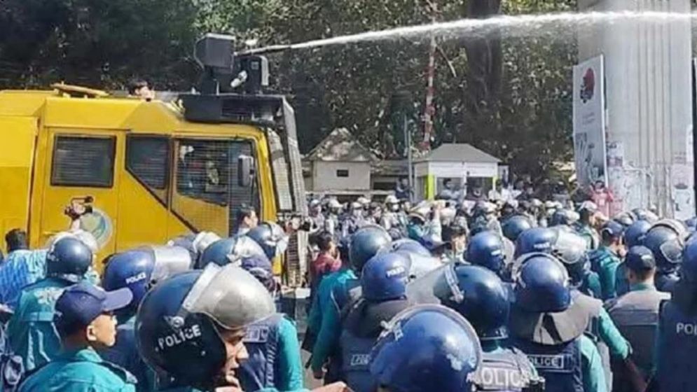 শাহবাগে পুলিশের বাধার মুখে সরকারি কর্মচারীরা, ছত্রভঙ্গে জলকামান