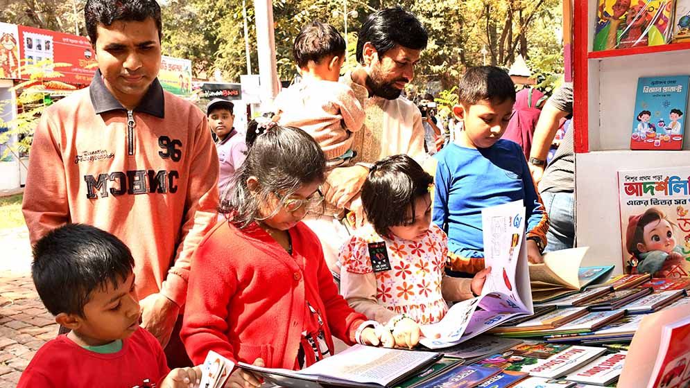 ছুটির দিনে জনস্রোত বিক্রিও ছিল ভালো