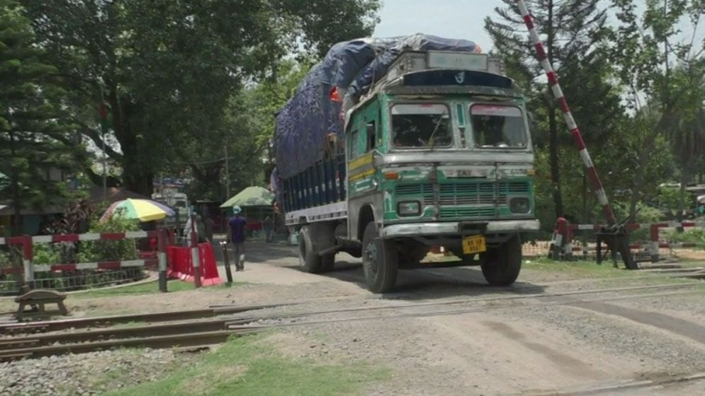 ভারতের গাফিলতি, হিলিতে কমেছে আমদানি ও রপ্তানি