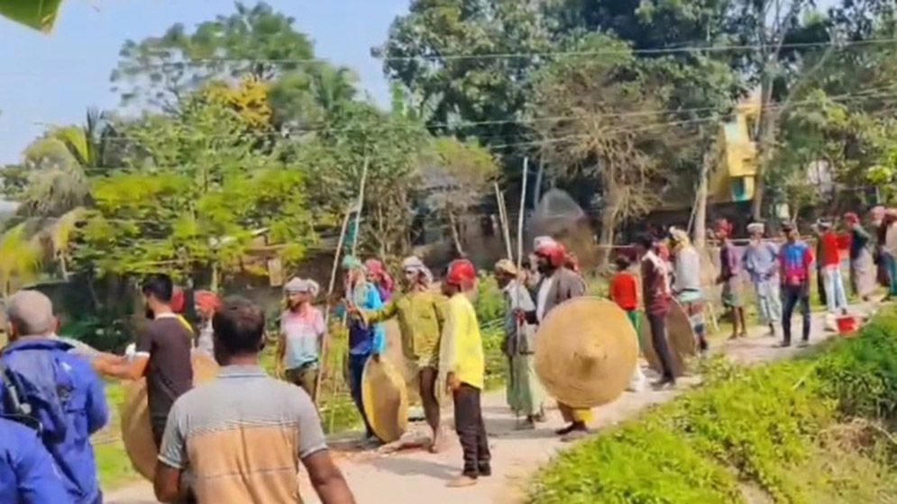 আধিপত্য নিয়ে গ্রামবাসীর সংঘর্ষে আহত ৩০, বাড়ি ভাঙচুর-লুটপাট