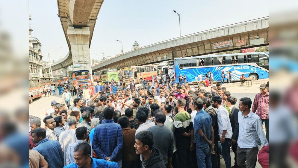 ‘যেখানে-সেখানে যাত্রী তোলার দাবিতে’ বাস শ্রমিকদের অবরোধ