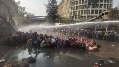 শাহবাগে আন্দোলনকারীদের ওপর পুলিশের লাঠিচার্জ-জলকামান