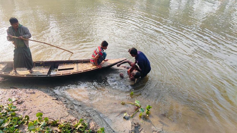 নিখোঁজের ৩৬ ঘণ্টা পর জেলের লাশ উদ্ধার