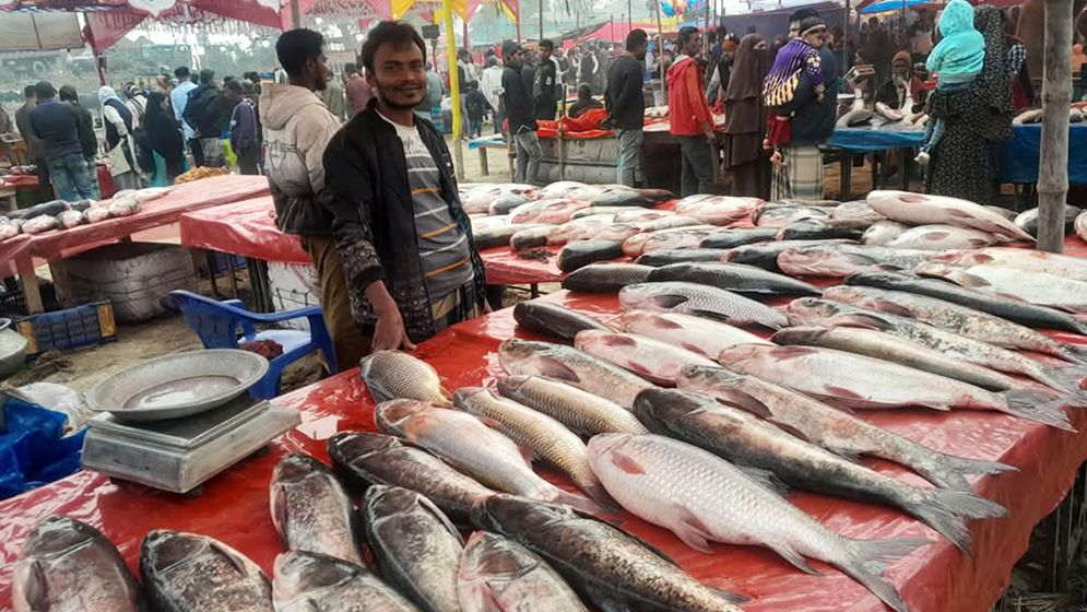 পোড়াদহ মেলার প্রধান আকর্ষণ বড় মাছ-মিষ্টি