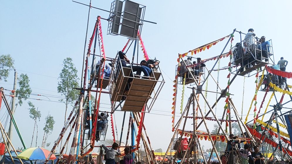 পোড়াদহ মেলার প্রধান আকর্ষণ বড় মাছ-মিষ্টি