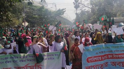 এবার কাফনের কাপড় পরে শাহবাগে প্রাথমিকের শিক্ষকরা