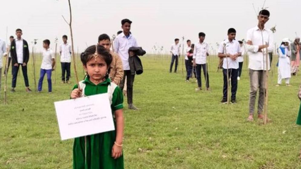 এক দিনে ৪০ হাজার হিজল করচ রোপণ করলেন সহস্রাধিক শিক্ষার্থী