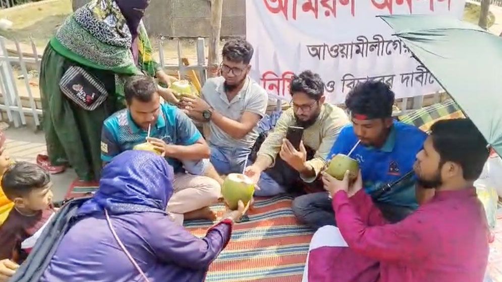 শহিদ জননীর অনুরোধে আমরণ অনশন ভেঙেছে ছাত্ররা, চলবে লাগাতার অবস্থান