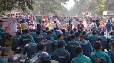 শাহবাগে সমাবেশ করছেন প্রাথমিকের নিয়োগ বাতিল হওয়া প্রার্থীরা