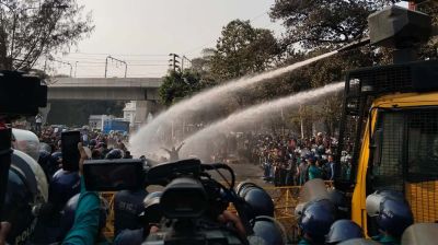 নিয়োগ বাতিল হওয়া শিক্ষকদের অবরোধ, জলকামান দিয়ে সরিয়ে দিল পুলিশ