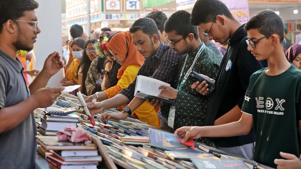 অমর একুশে বইমেলা কবিতার বই বেশি, চাহিদার শীর্ষে গল্প-উপন্যাস