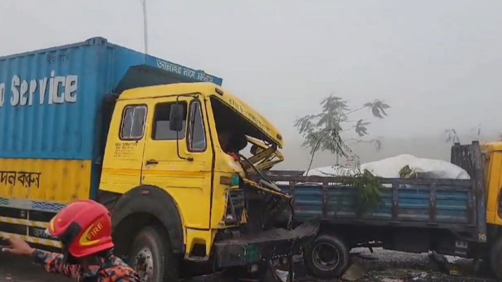 ঘন কুয়াশায় একই জায়গায় ৫ যানের দুর্ঘটনা, আহত ২০