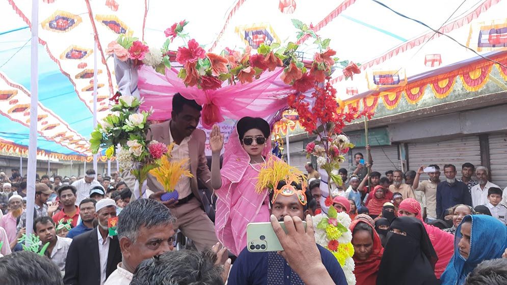 সংবর্ধনা অনুষ্ঠানে খালেদা জিয়ার বেশে রিতা