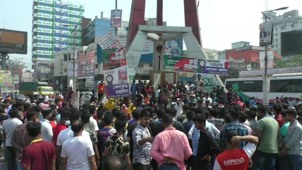 নারায়ণগঞ্জে সড়ক অবরোধ করে বিক্ষোভ পোশাক শ্রমিকদের