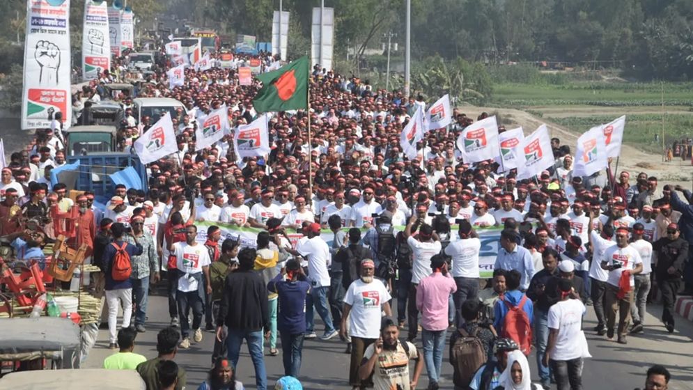 পানির ন্যায্য হিস্যার দাবিতে তিস্তা পাড়ে মানুষের ঢল