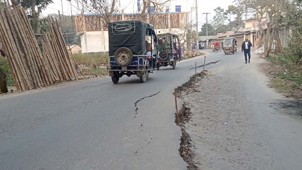 টঙ্গীবাড়ীতে সড়কে ধস, আতঙ্কে এলাকাবাসী