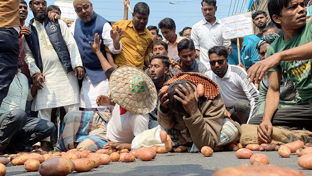 হিমাগারে ভাড়া দ্বিগুণ, সড়কে আলু ফেলে কৃষকদের বিক্ষোভ