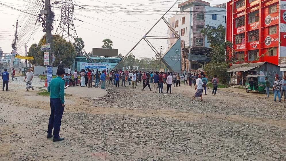 কুয়েট ক্যাম্পাস বন্ধ, ভিসি-প্রোভিসির পদত্যাগ দাবিতে অনড় শিক্ষার্থীরা